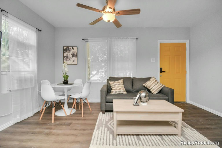 Photo 3 of 10 - Housing in Central Houston, TX 77009