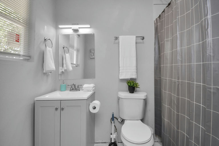 Photo 5 of 10 - Housing in Central Houston, TX 77009