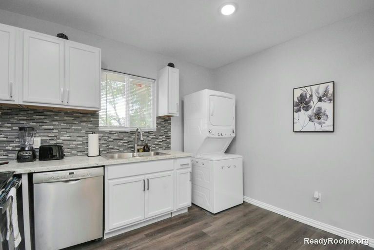 Photo 2 of 10 - Housing in Central Houston, TX 77009