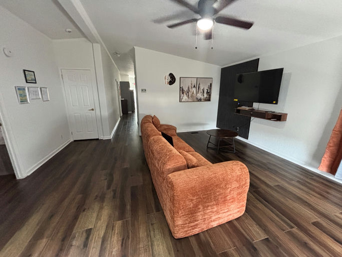 Photo 2 of 3 - Private & Shared Housing in Tomball, TX 77375