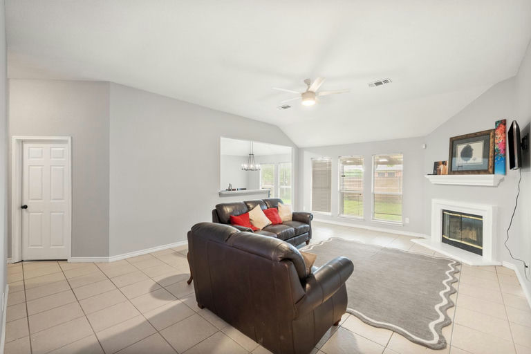 Photo 2 of 8 - Private Room Housing in Mansfield, TX 76063