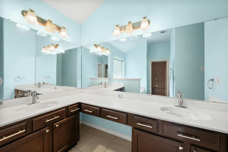 Photo 5 of 8 - Private Room Housing in Mansfield, TX 76063
